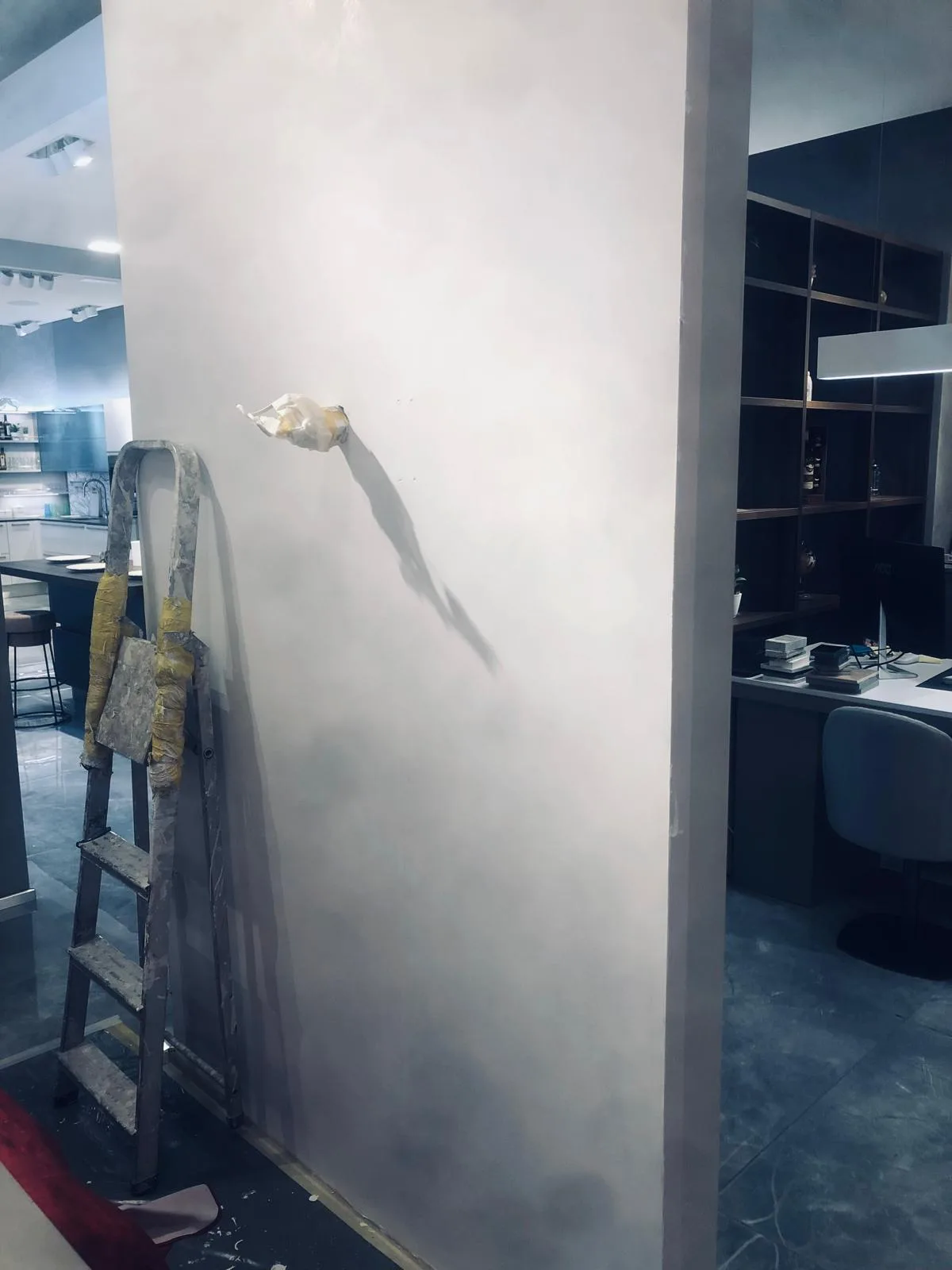 Colonna in finto marmo — showroom di cucine — Mano di fondo