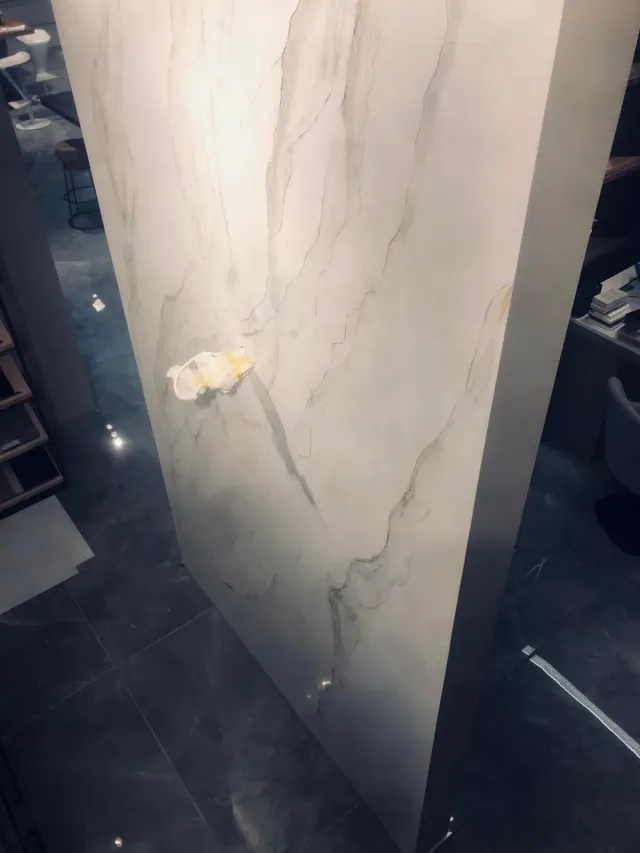 Colonna in finto marmo nello showroom