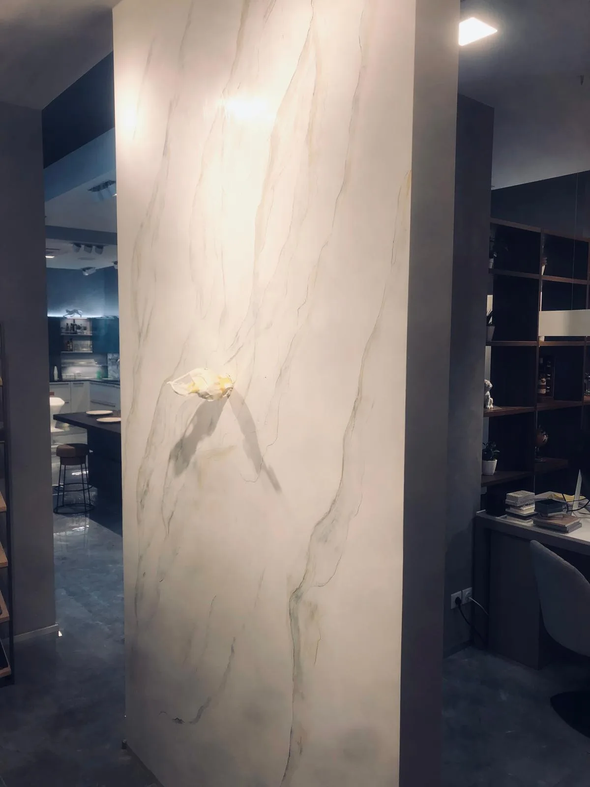 Colonna in finto marmo — showroom di cucine — Decorazione finita