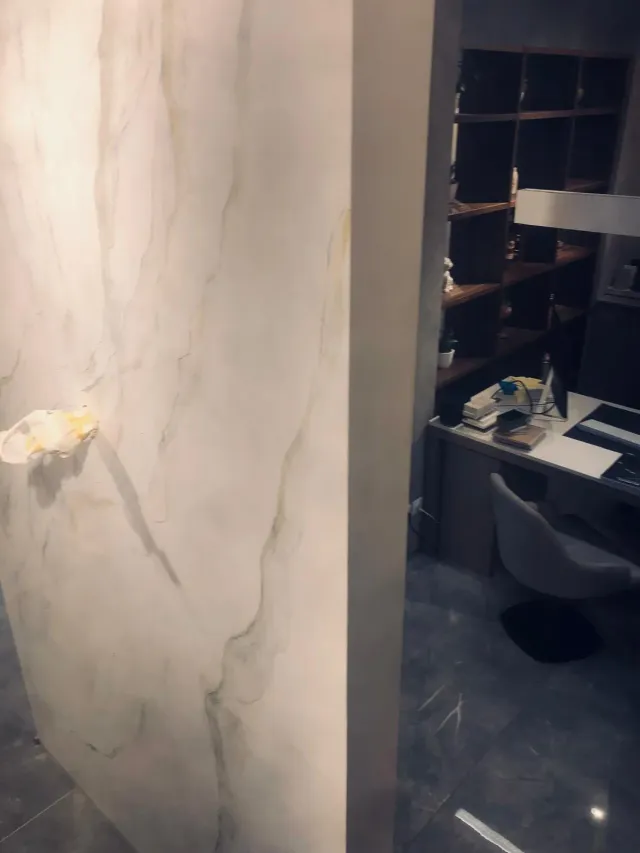 Finto marmo accanto agli arredi dello showroom