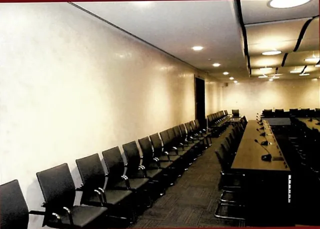 Sala conferenze con pareti in stucco decorativo