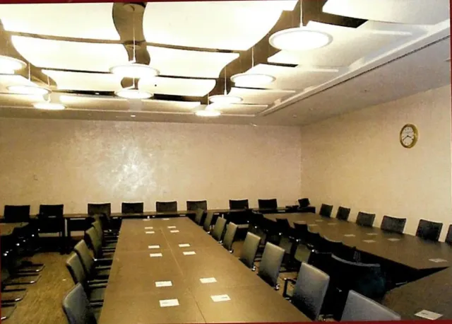 Grande sala riunioni con pareti in stucco
