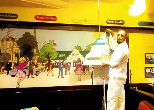 Posa di un poster panoramico in un ristorante