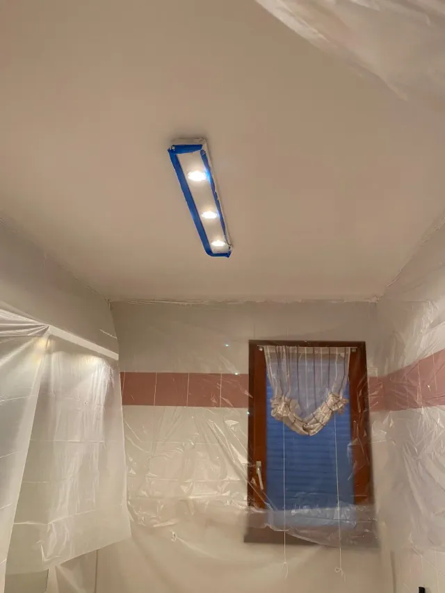 Stanza interamente protetta, lampadario coperto