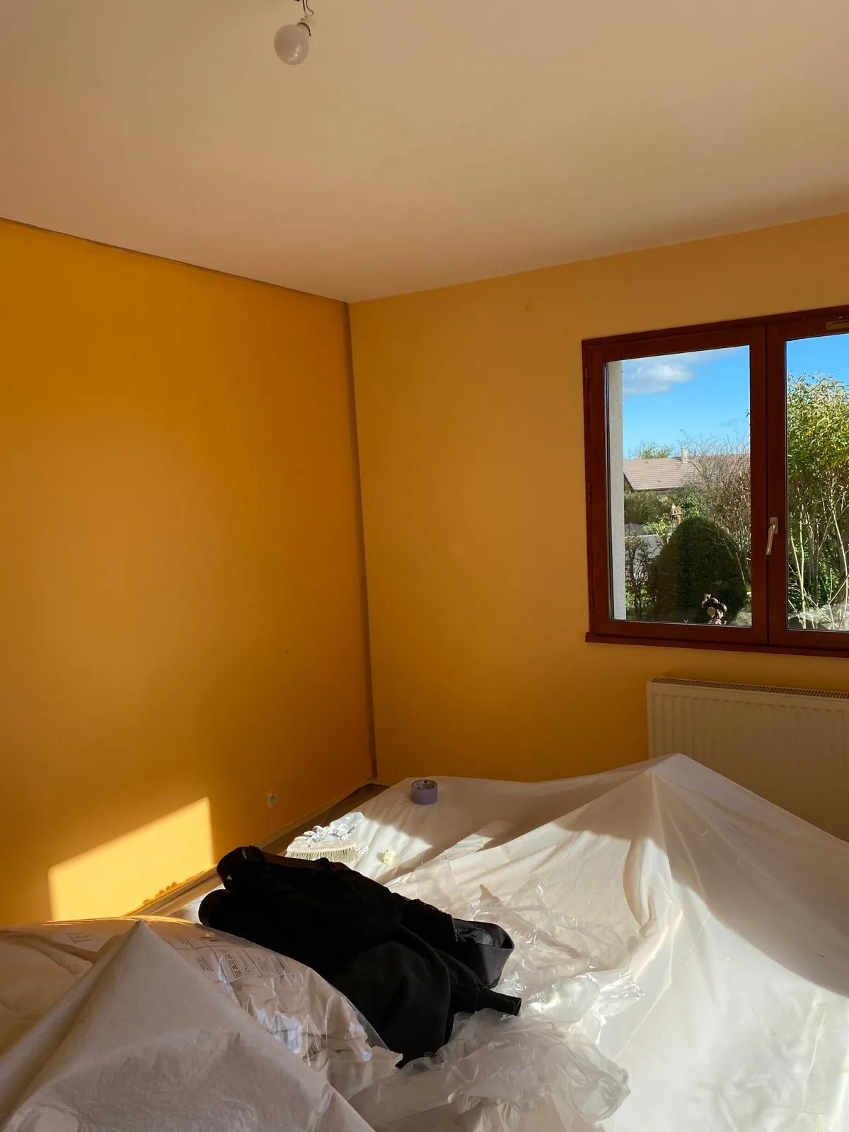 La même chambre repeinte en ocre