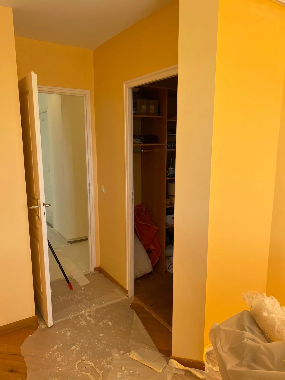 Rinnovo pittura — camere e disimpegno nei toni dell’ocra — Dopo