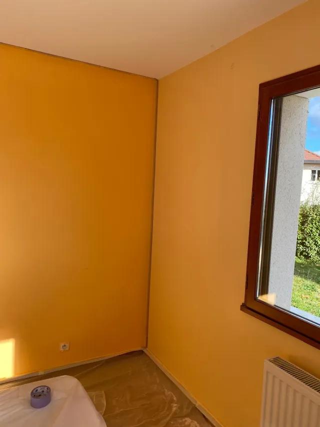 Angolo della camera ridipinto in ocra