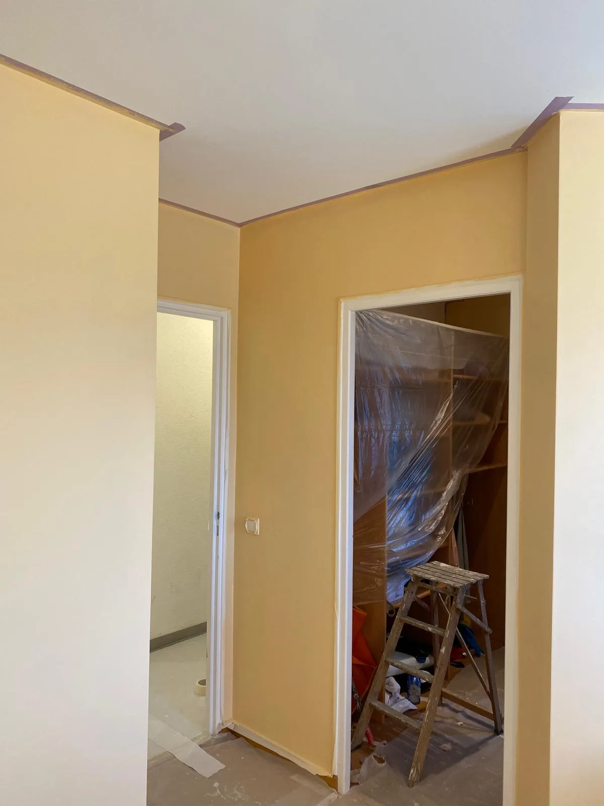 Rinnovo pittura — camere e disimpegno nei toni dell’ocra — Prima