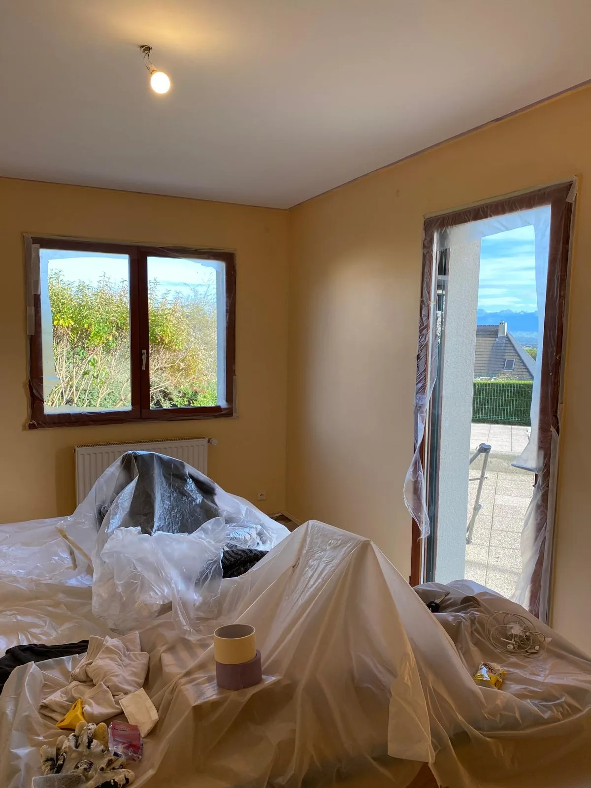 Rinnovo pittura — camere e disimpegno nei toni dell’ocra — Prima