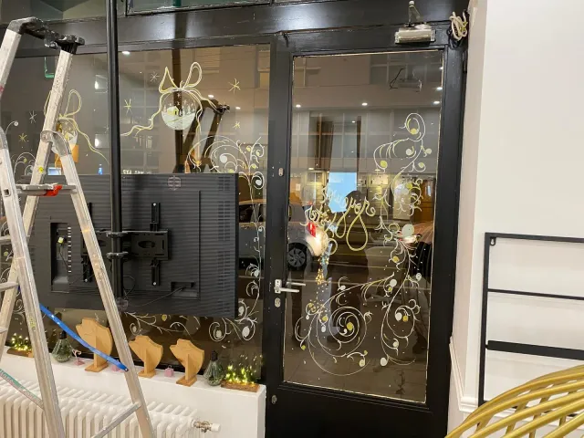 Porte vitrée peinte de motifs de Noël dorés