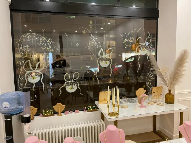 Vitrine de bijouterie décorée de boules de Noël peintes
