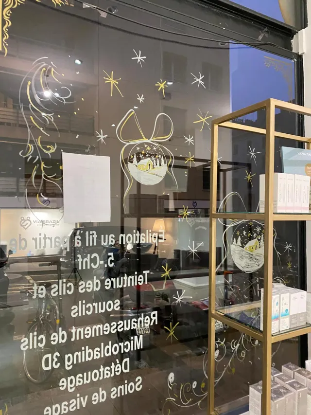 Lettrage peint des prestations et décor de Noël